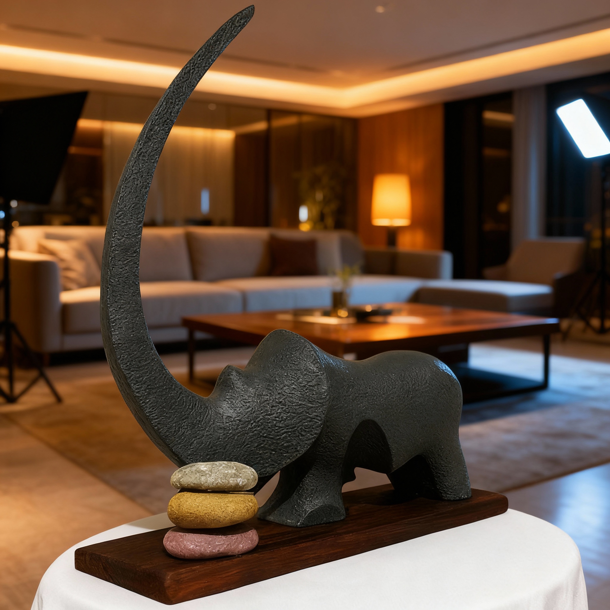 مجسمه کرگدن و سنگ